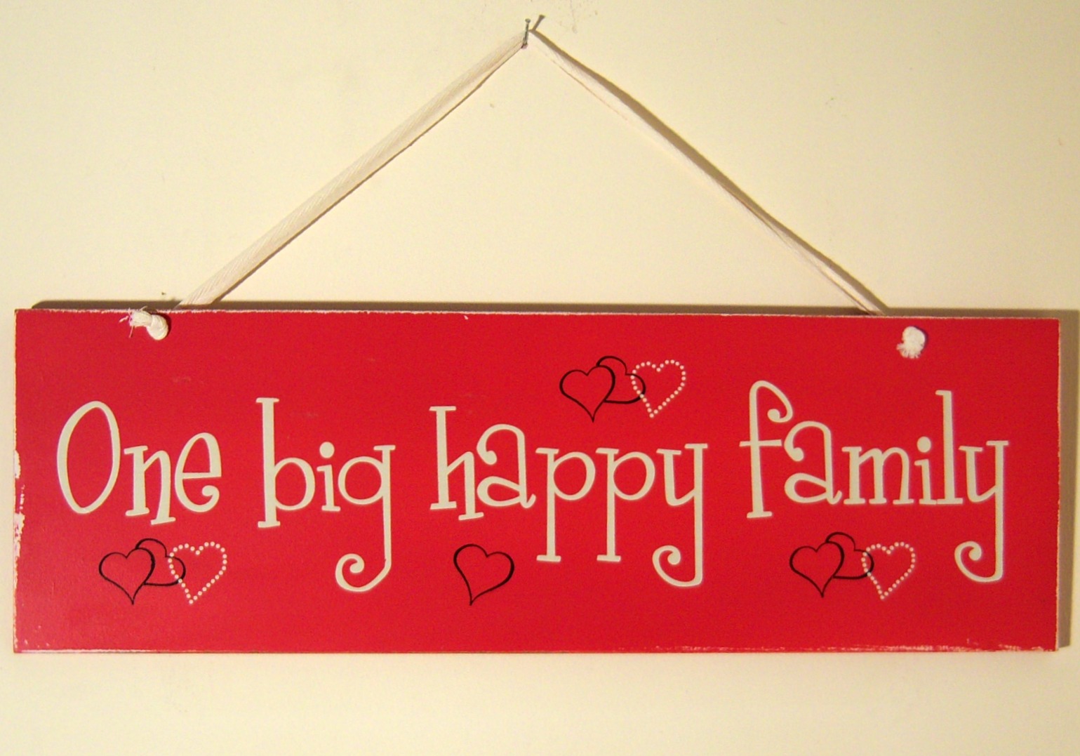 The Home Furnishings Company VINTAGE STLYE RED WOODEN HANGING SIGN 'ONE BIG HAPPY FAMILY' 50x28x1 cms