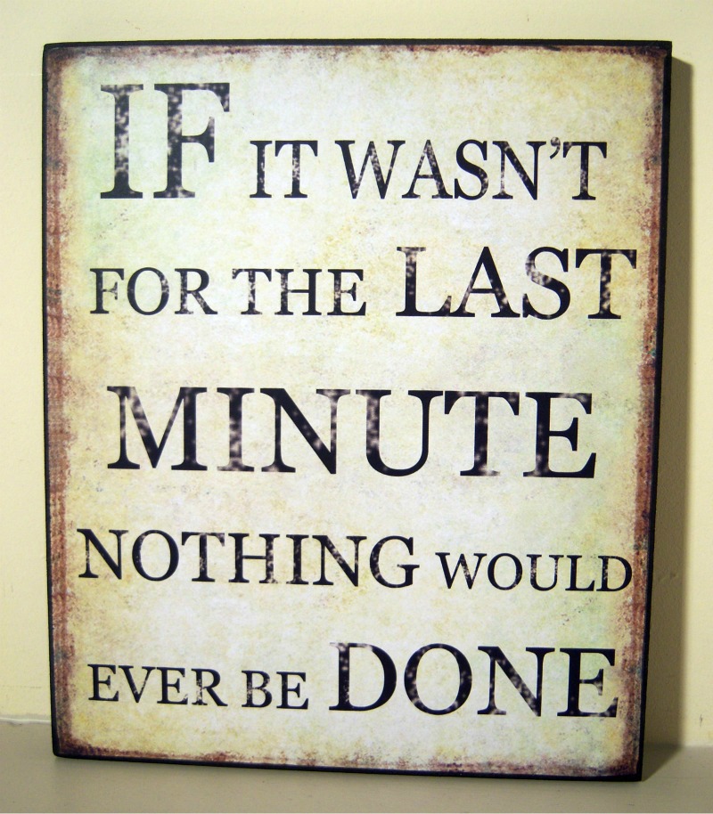 The Home Furnishings Company Vintage Style Wooden Wall Sign 'IF IT WASN'T FOR THE LAST MINUTE NOTHING WOULD EVER BE DONE' 30x25x2